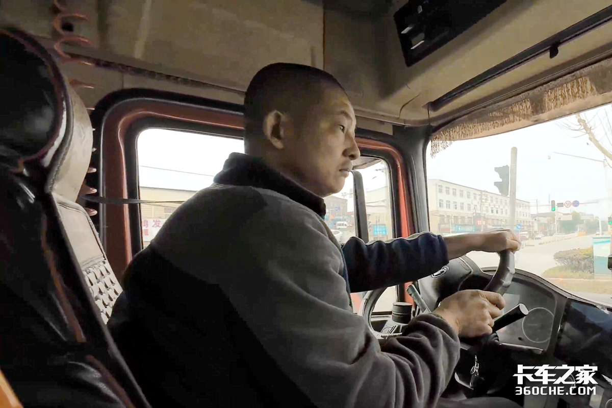 引擎轰鸣辞旧岁 万马奔腾迎新春 卡车之家祝福广大卡友新年快乐