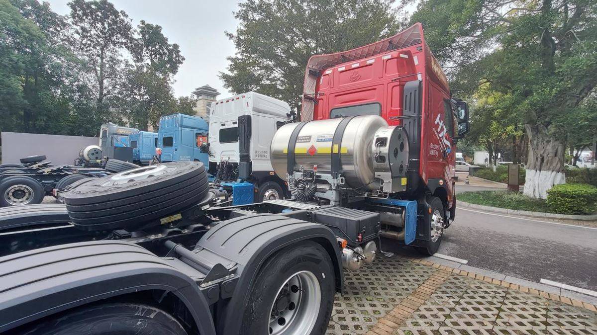 乘龙H7 Pro LNG牵引车：干线创富利器 全维优势护航每一程IMG20251222101346