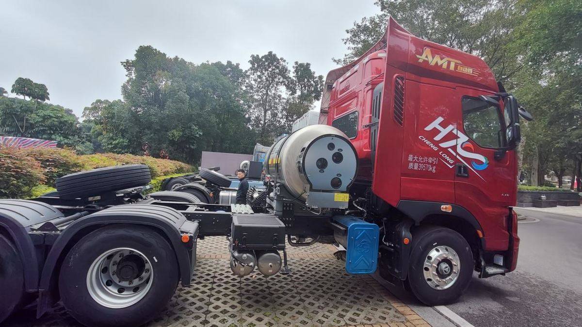 乘龙H7 Pro LNG牵引车：干线创富利器 全维优势护航每一程IMG20251222101338