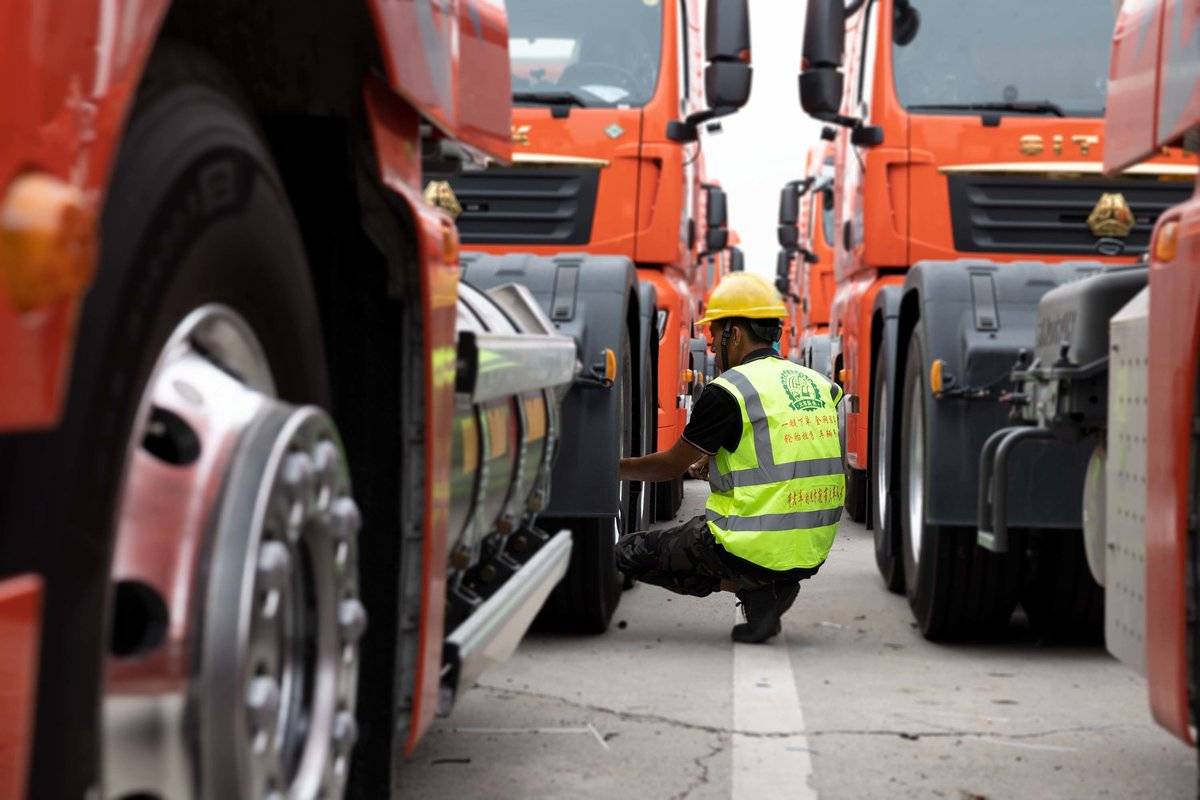用AI智能化改造商用车后市场 大车队长完成C轮数亿元融资7、大车队长服务人员为客户车队做检测