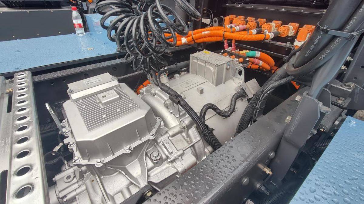 强动力低电耗！乘龙翼威5纯电牵引车实力赋能资源运输IMG20251222100930