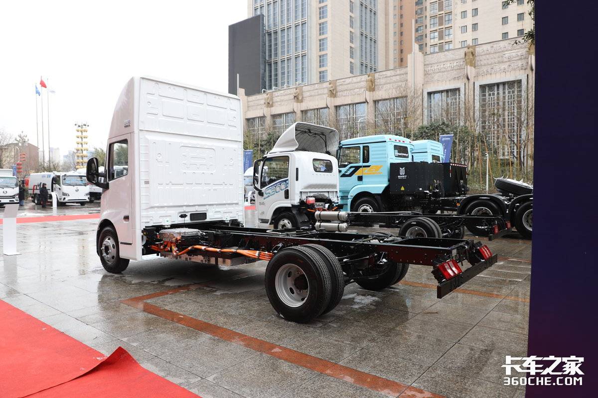 150秒超快换电 可车电分离 智云坤势轻卡还带高顶驾驶室