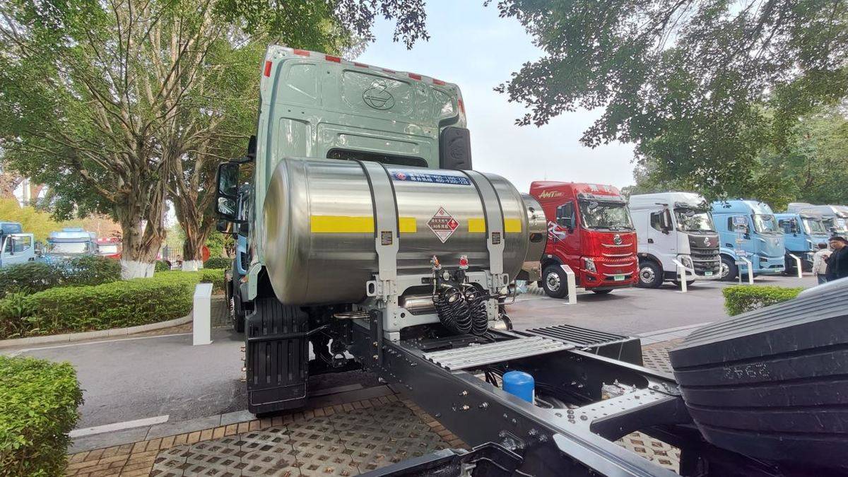 乘龙H5V LNG牵引车：以高效舒适，伴卡友一路创富前行IMG20251222160548