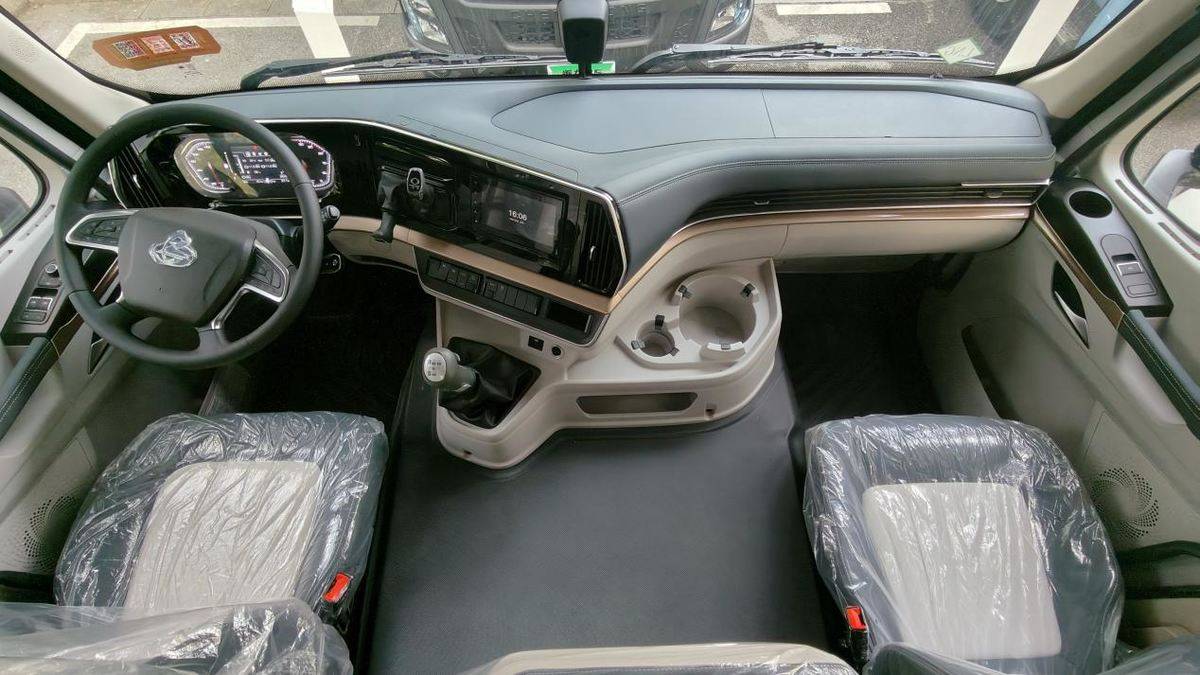 乘龙H5V LNG牵引车：以高效舒适，伴卡友一路创富前行IMG20251222160647