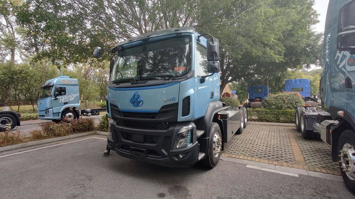 轻量化+长续航,资源运输首选乘龙H5超轻版纯电牵引车IMG20251222102035