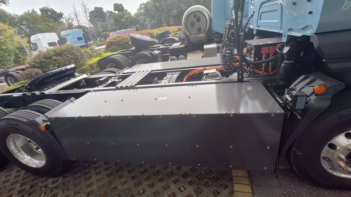 轻量化+长续航,资源运输首选乘龙H5超轻版纯电牵引车IMG20251222102102