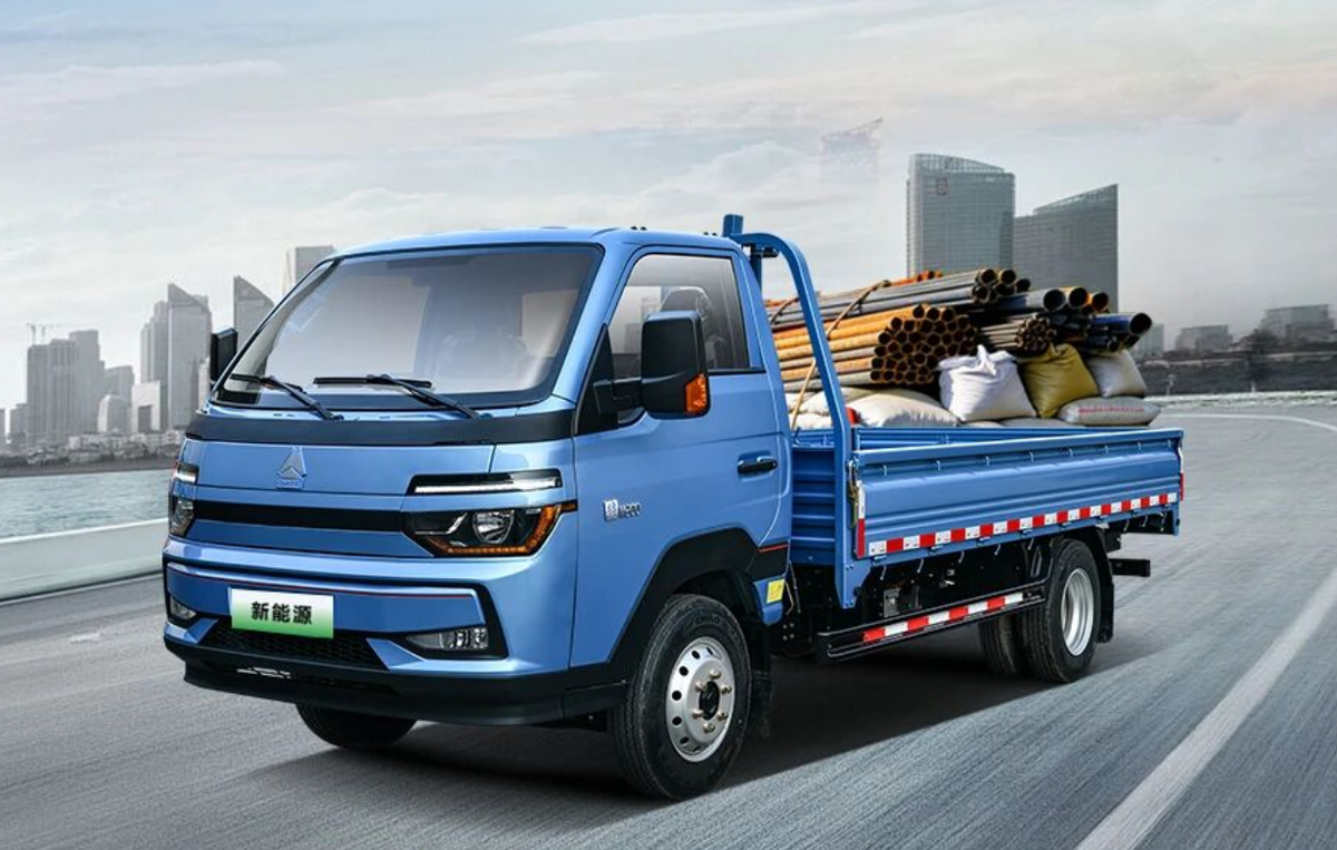 一车全能!中国重汽HOWO小将新能源