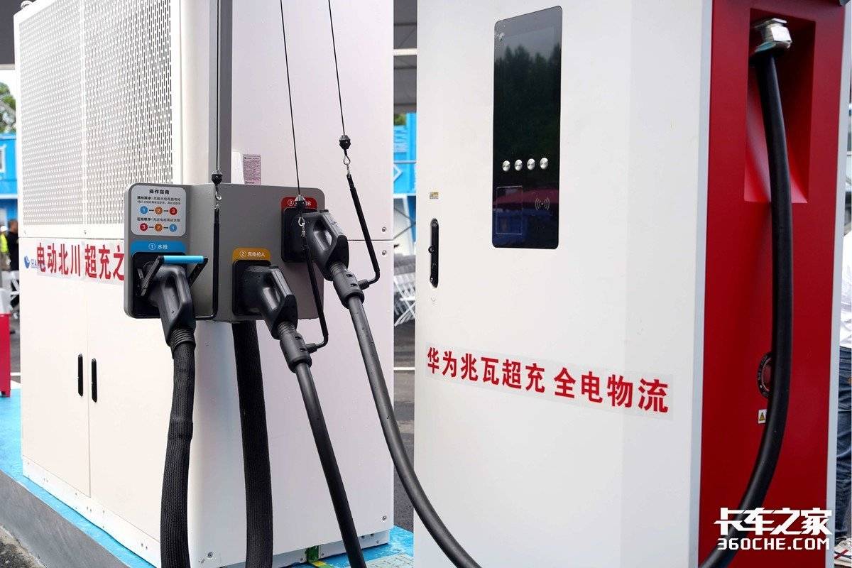 万亿级市场 新能源重卡黄金时代启幕！未来5年发展将呈现五大核心趋势卡车补能革命！15分钟快充 150秒钟换电