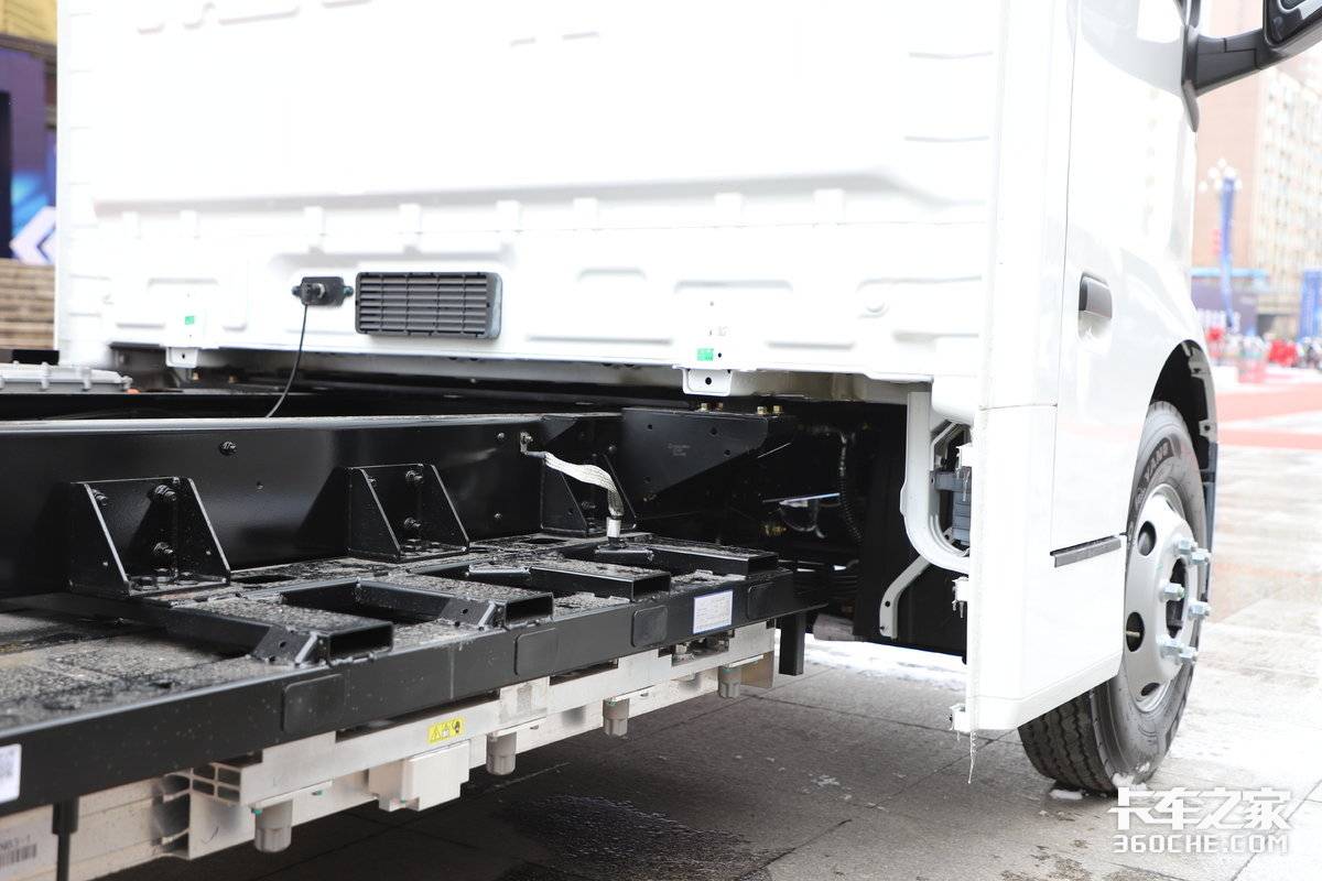 告别漫长等待!兆瓦级超充+换电普及,卡友跑车更省心、更赚钱