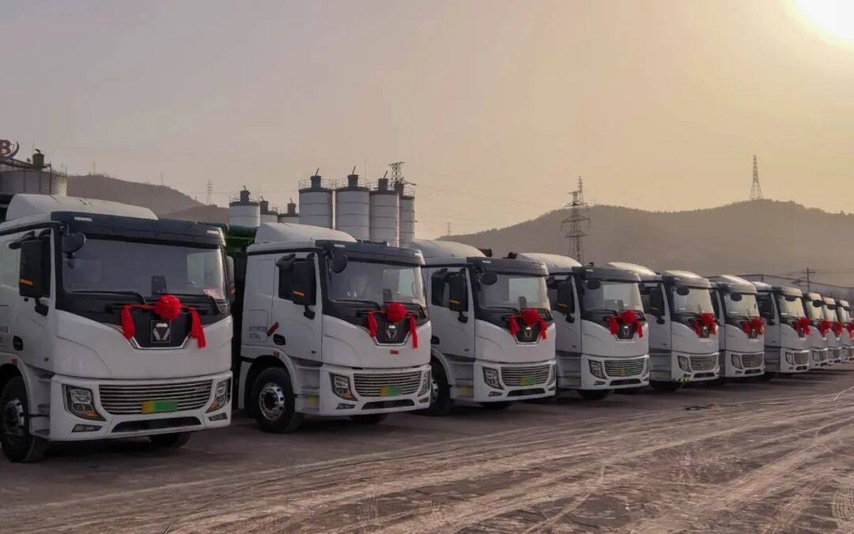 万亿级市场 新能源重卡黄金时代启幕！未来5年发展将呈现五大核心趋势徐工新能源重卡多地批量交付
