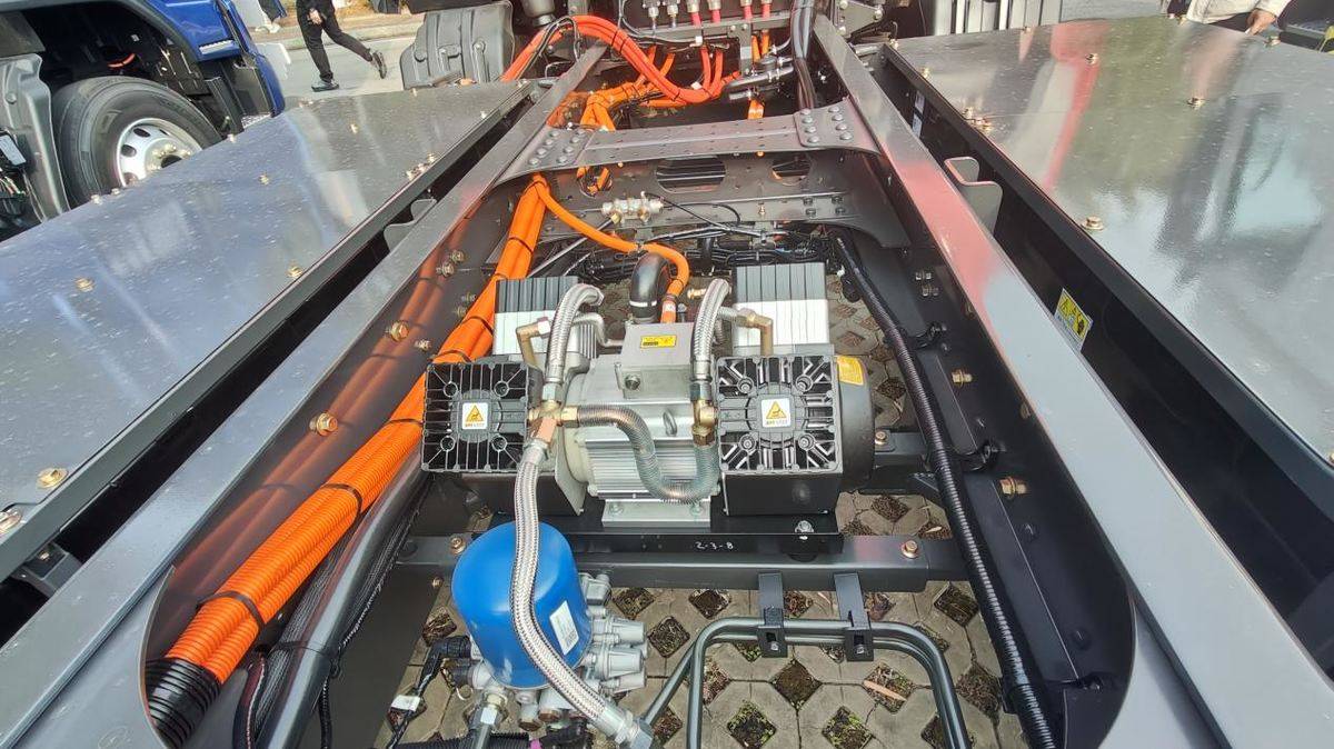 节能+轻量化！乘龙翼威5纯电大单桥定义中短途运输标杆IMG20251222155741