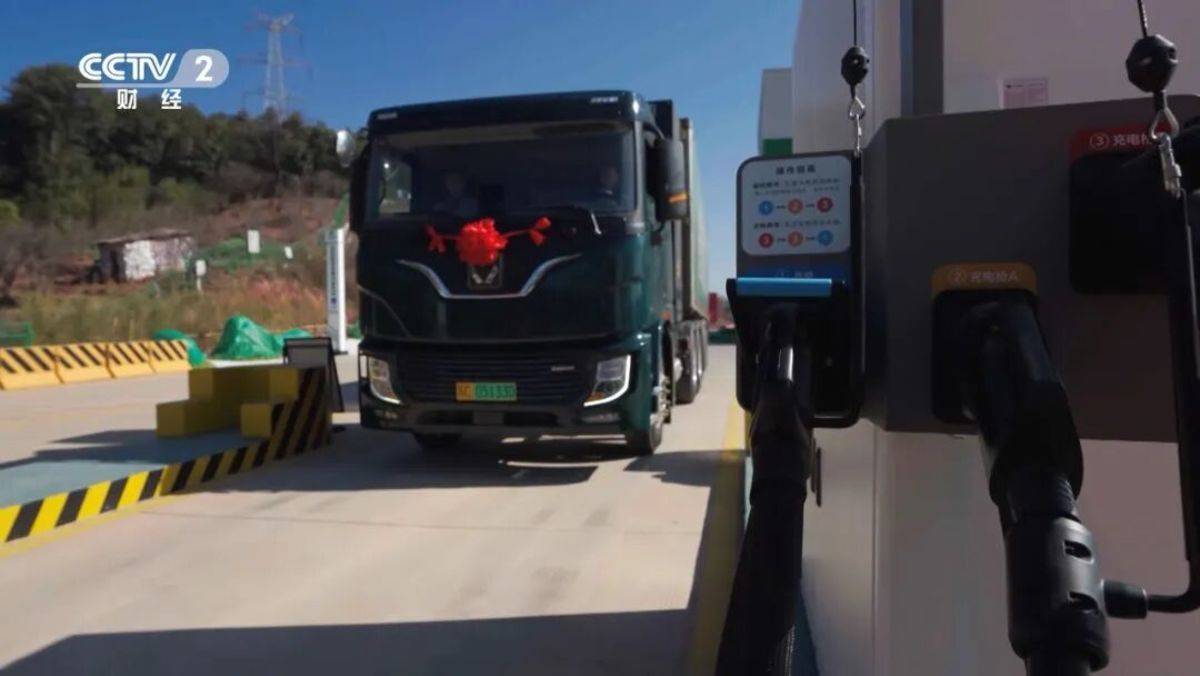 央视财经《碳寻者》| 徐工如何打造超充重卡生态新范式图片