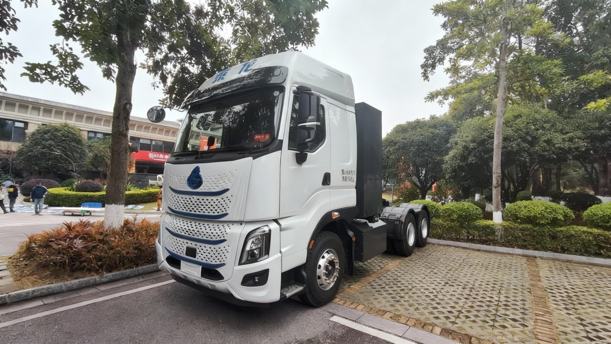 极致效能硬核承载 乘龙H7Pro纯电牵引车