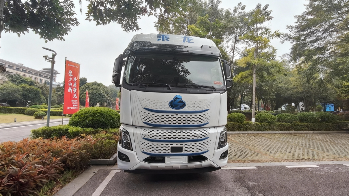 极致效能硬核承载 乘龙H7Pro纯电牵引车