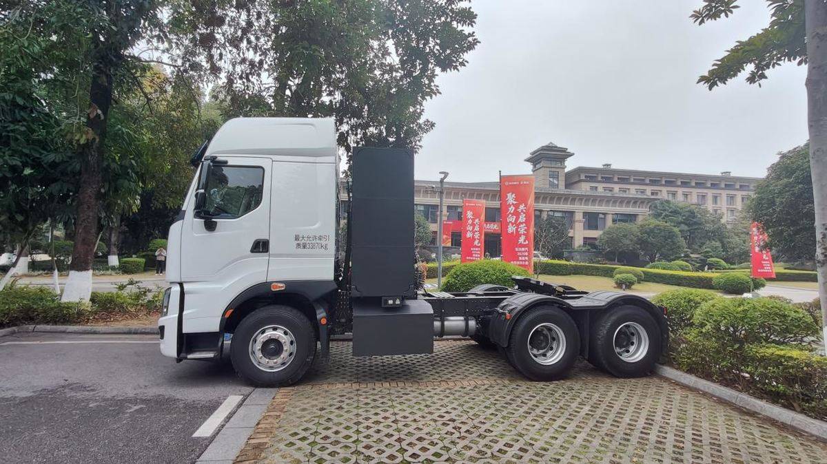 极致效能硬核承载 乘龙H7Pro纯电牵引车