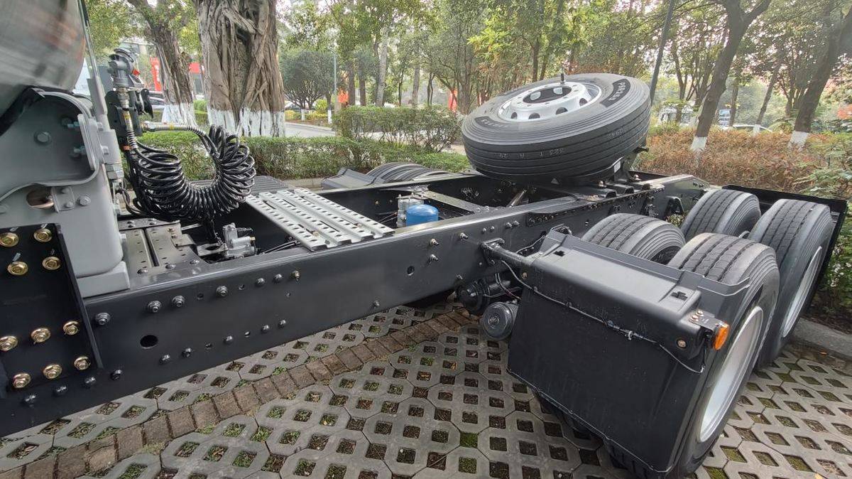 强动力低气耗 轻量更能赚！乘龙H5V LNG牵引车领跑资源运输IMG20251222160539