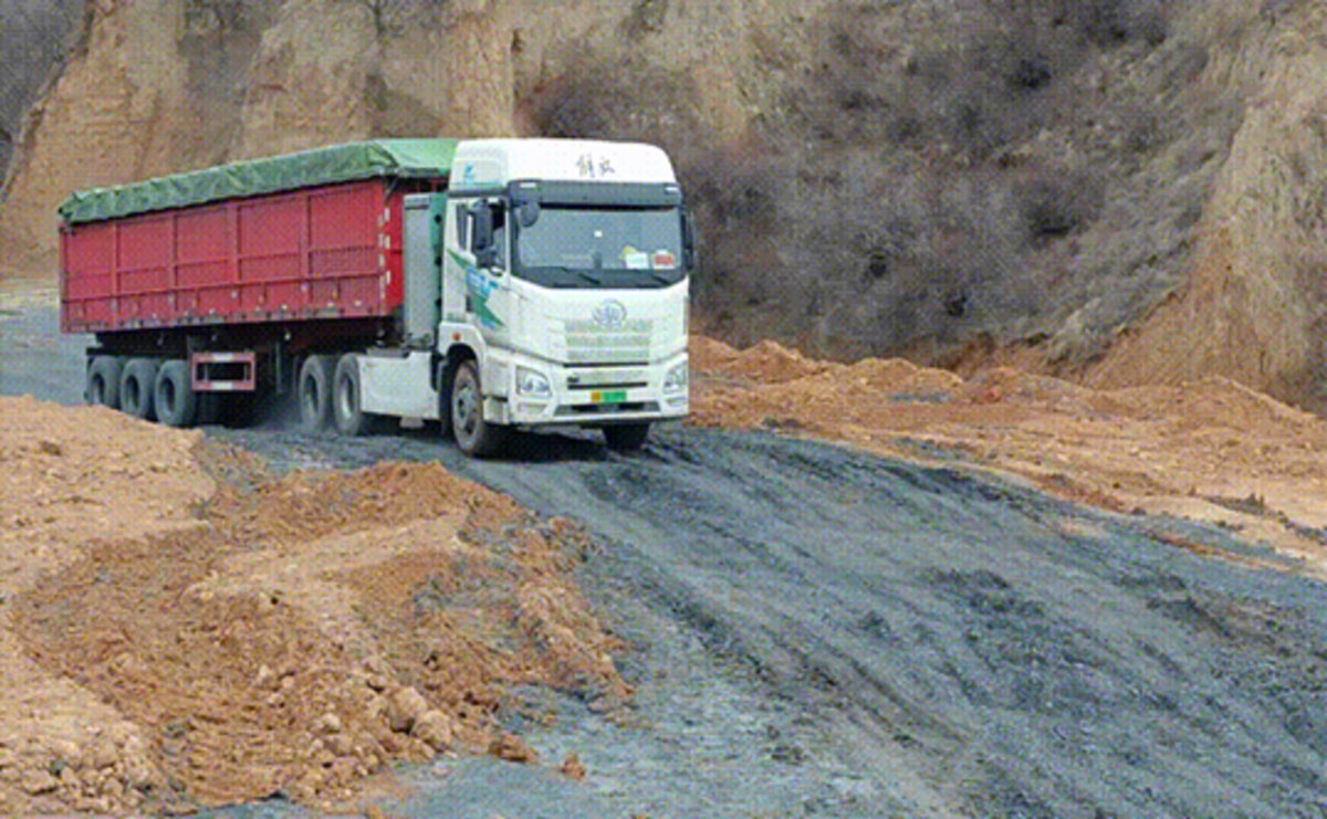 高效、绿色物流新范式  一汽解放J6 Pro平台新能源子母车 先睹为快！图形用户界面 AI 生成的内容可能不正确。