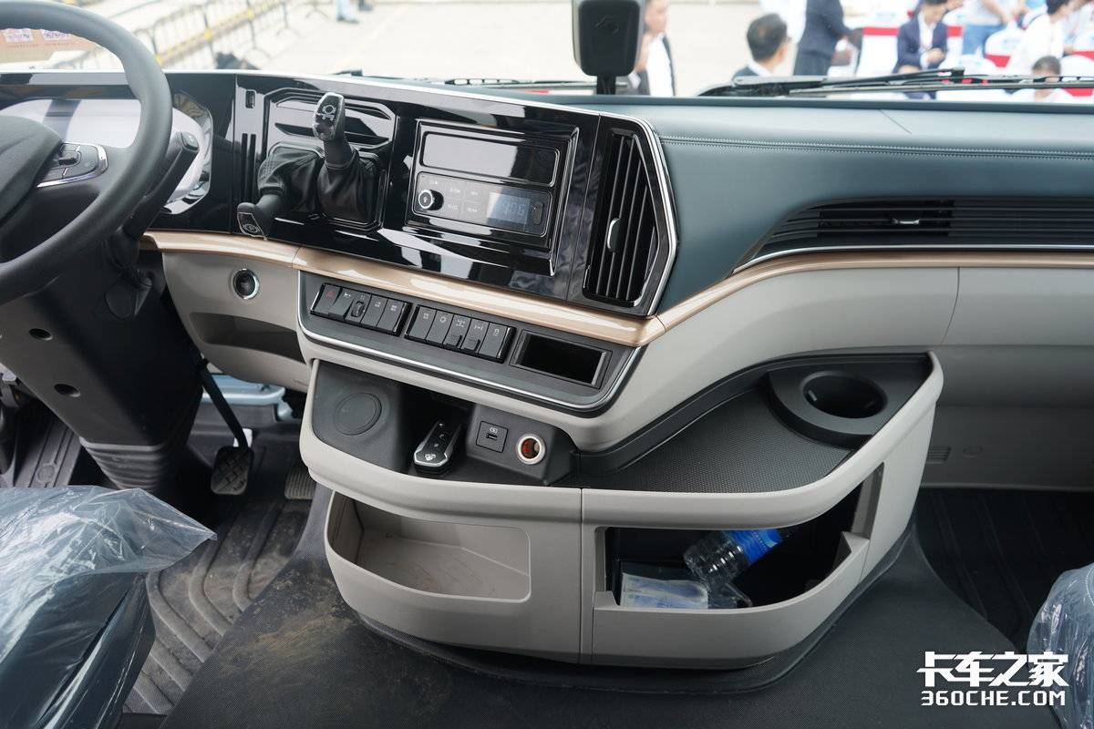 自重8.8吨 电耗1.1度/公里 乘龙翼威5纯电牵引车有哪些亮点?