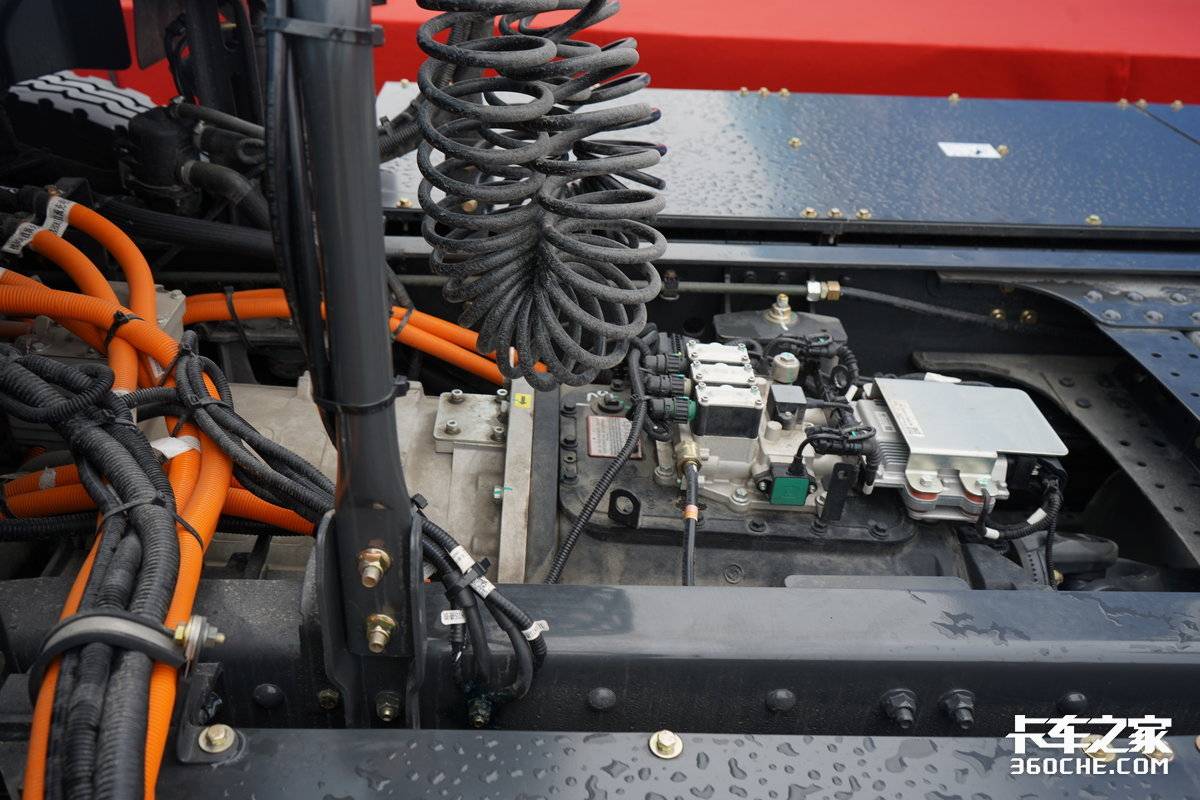 自重8.8吨 电耗1.1度/公里 乘龙翼威5纯电牵引车有哪些亮点?