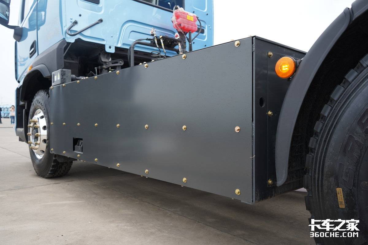 自重8.8吨 电耗1.1度/公里 乘龙翼威5纯电牵引车有哪些亮点?