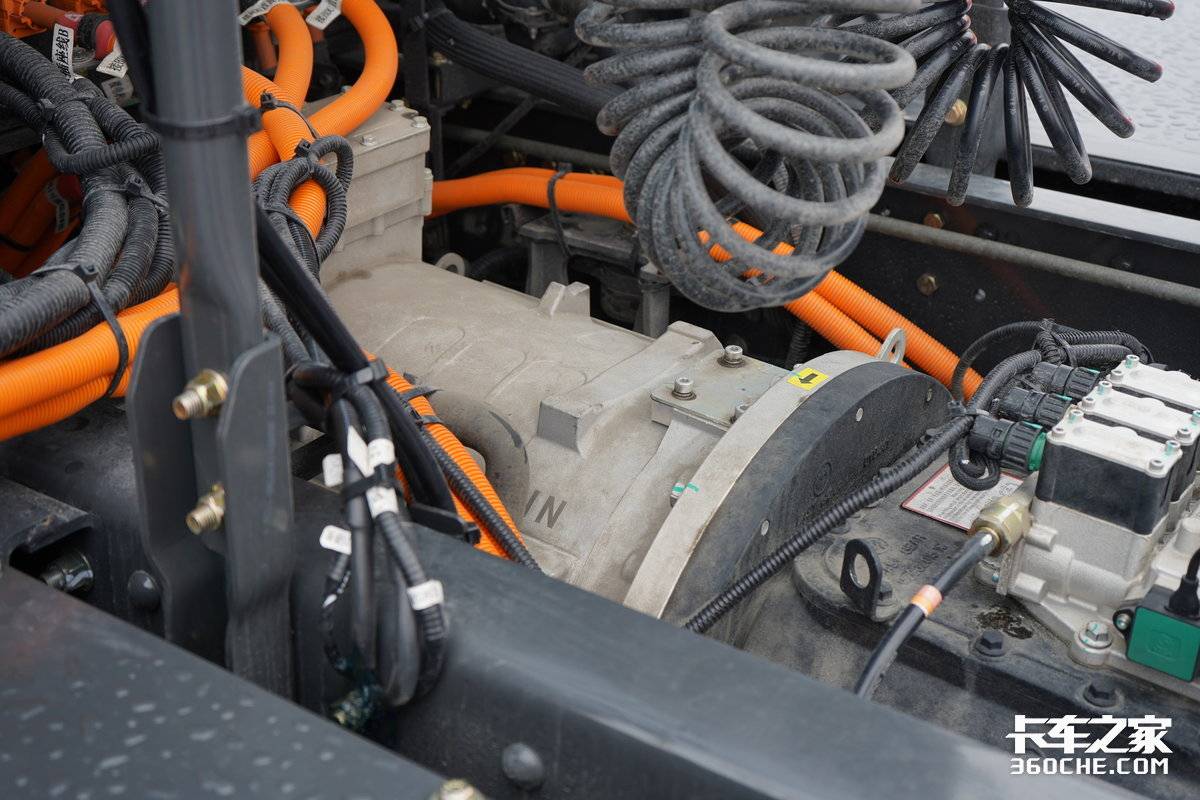 自重8.8吨 电耗1.1度/公里 乘龙翼威5纯电牵引车有哪些亮点?