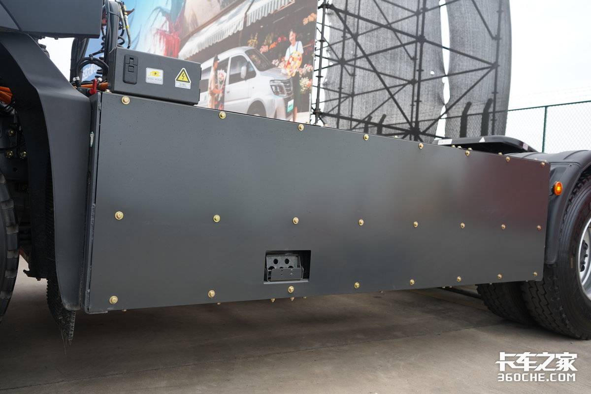 自重8.8吨 电耗1.1度/公里 乘龙翼威5纯电牵引车有哪些亮点?