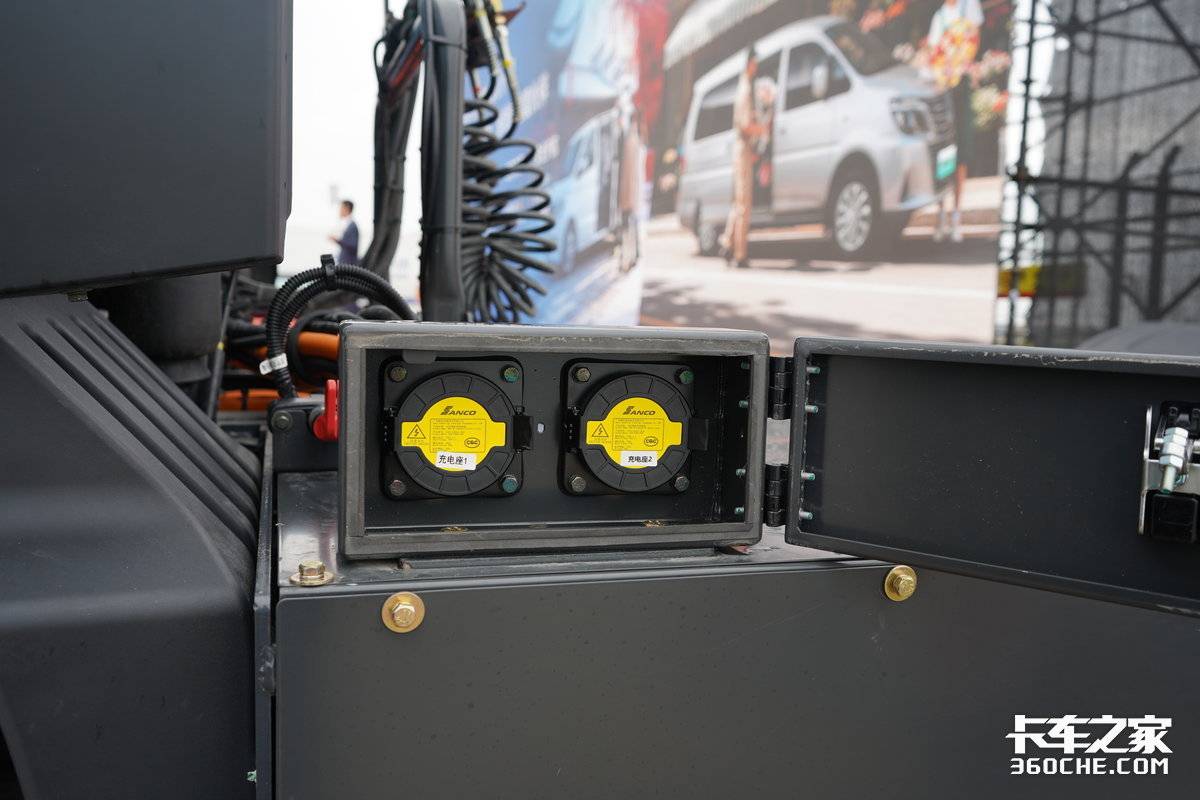 自重8.8吨 电耗1.1度/公里 乘龙翼威5纯电牵引车有哪些亮点?