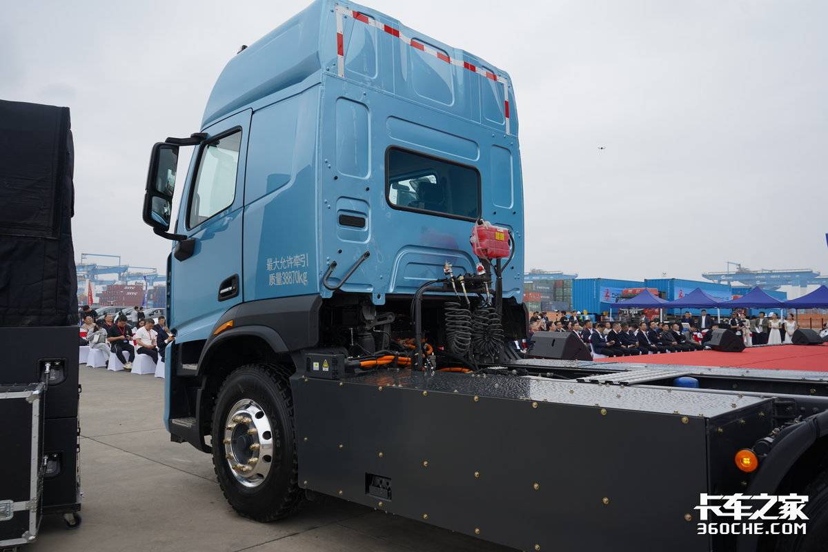 自重8.8吨 电耗1.1度/公里 乘龙翼威5纯电牵引车有哪些亮点?