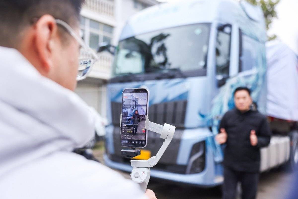 开龙擎向富行 阜阳至杭州带货试车 东风新KL600马力综合油耗29升男人拿着枪 AI 生成的内容可能不正确。