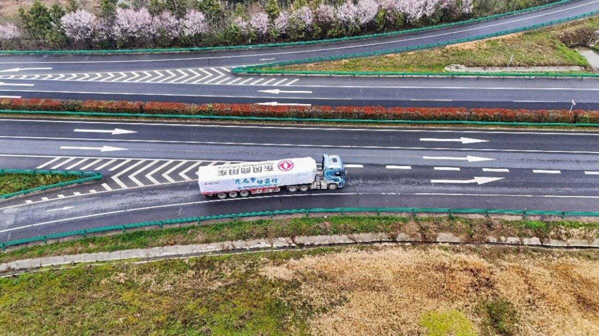 开龙擎向富行 阜阳至杭州带货试车 东风新KL600马力综合油耗29升路旁的轨道上行驶 AI 生成的内容可能不正确。