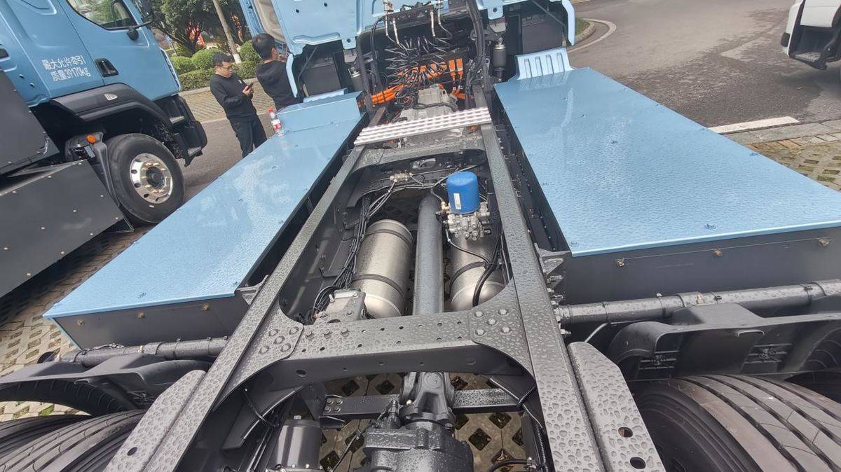 每年多赚3万！乘龙翼威5纯电牵引车资源运输创富新标杆IMG20251222100915