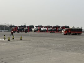 轿运卡友道出行业辛酸：违规车月入过万 合规车却勉强糊口