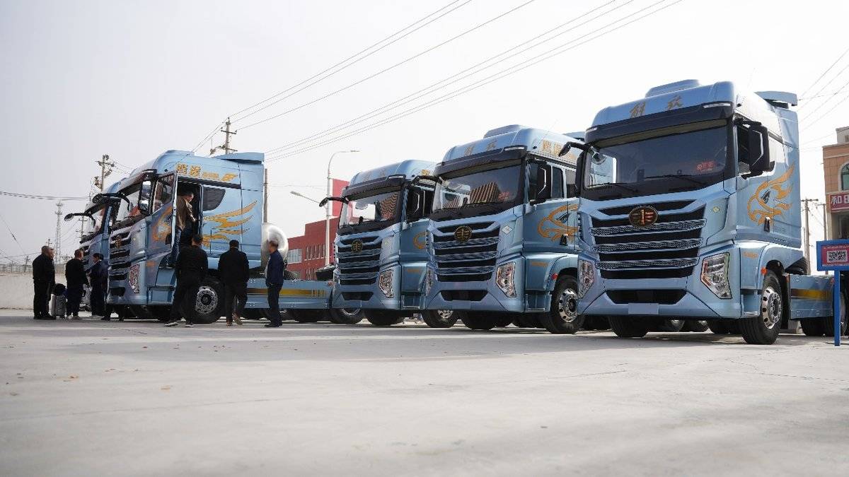 一个村30台鹰途重卡!解放实力扎根边疆 守护卡友创富路C:\Users\zzk_lbx\Desktop\2026.3.19新疆和田鹰途村\DSC06117.JPG