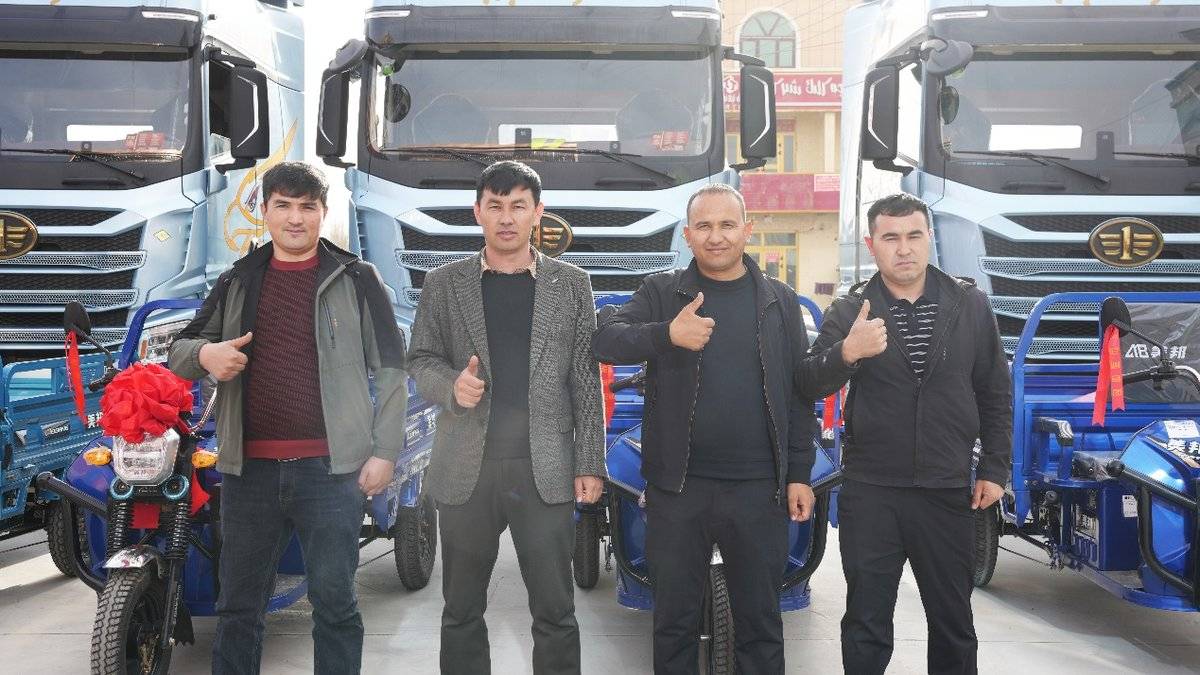 一个村30台鹰途重卡!解放实力扎根边疆 守护卡友创富路C:\Users\zzk_lbx\Desktop\2026.3.19新疆和田鹰途村\DSC06219.JPG