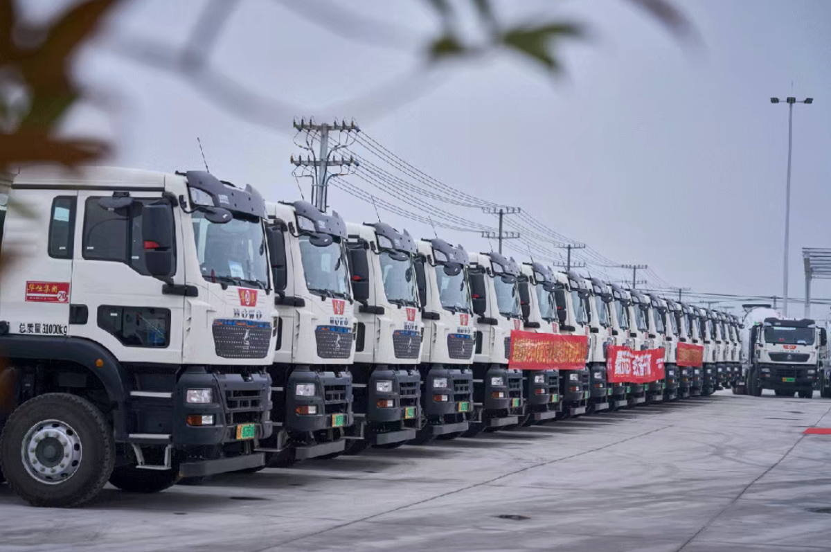 首季开门红丨中国重汽豪沃重卡批量交付 赋能全场景运输高质量发展