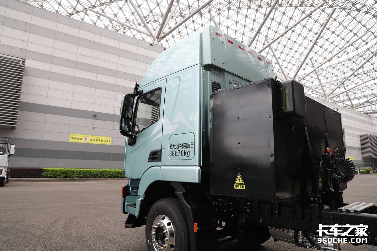 上汽红岩重装回归!i杰狮39.77万起 第三代新能源重卡全系首发