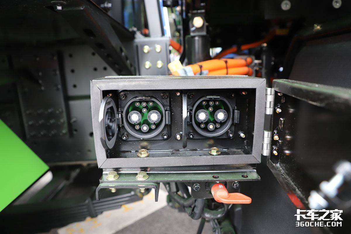 上汽红岩重装回归!i杰狮39.77万起 第三代新能源重卡全系首发