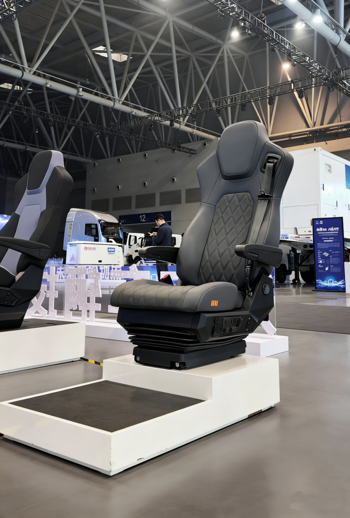 伊思灵华泰携两款智能座椅亮相上汽红岩新能源重卡发布会