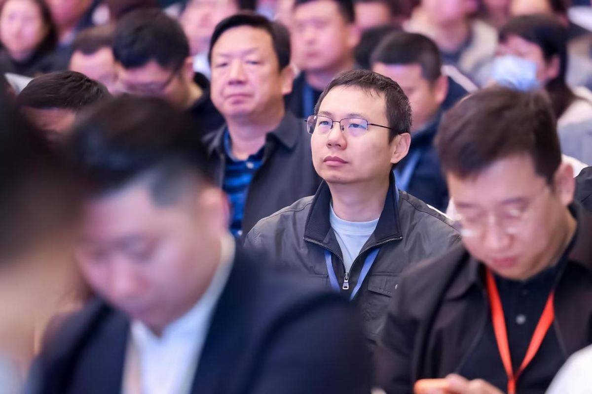 乘龙论道商用车产业发展会议 以绿色数智践行融合发展新路径5902af8ae37e061316a86f43746943c6_compress