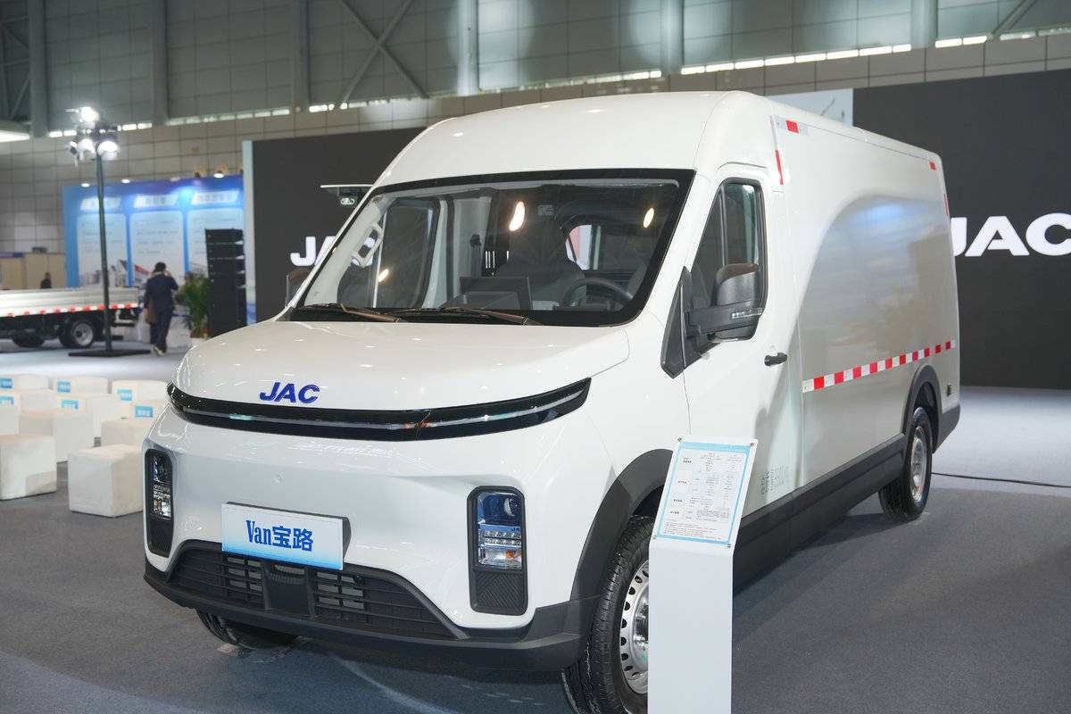 六十载技术筑基,全场景绿动未来:江淮商用车新能源矩阵亮相合肥