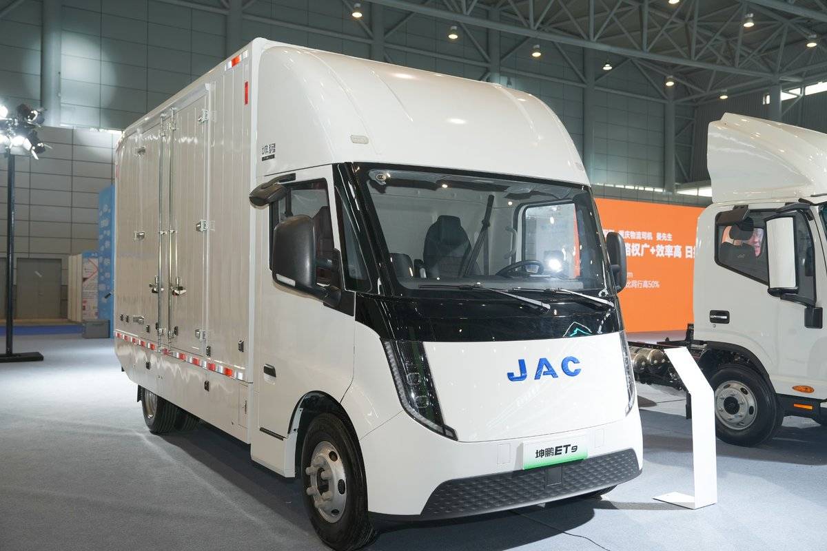 六十载技术筑基,全场景绿动未来:江淮商用车新能源矩阵亮相合肥