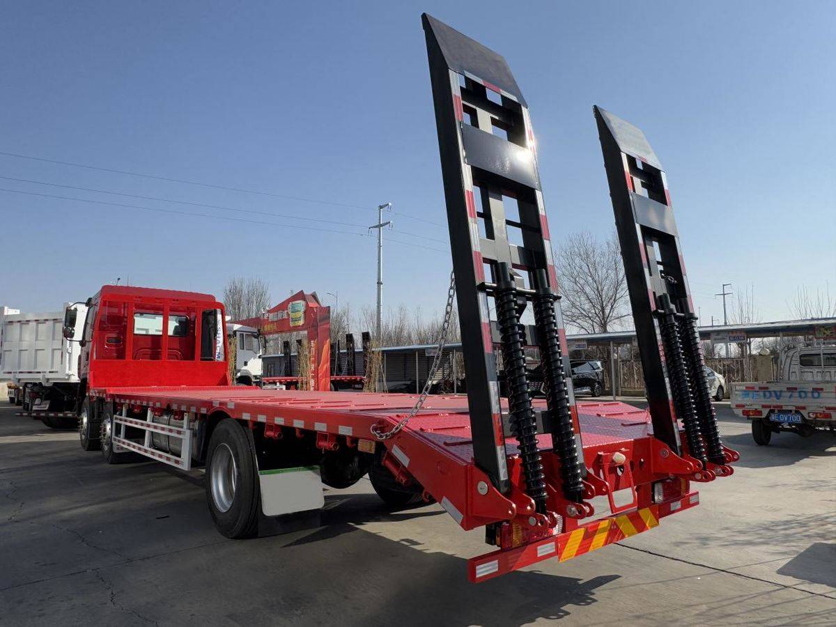 乘龙H5 6×2平板运输车:潍柴芯赋能 长轴稳护航 创富领跑b1d98f2a-463e-42f8-a92e-9a8a14925347