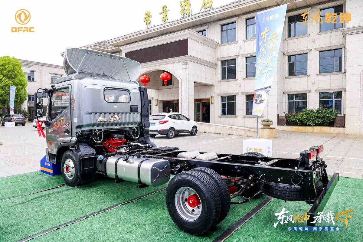 ����Ǭ���Ͼ�Ʒ���ᣬ���¶�����ͨ����