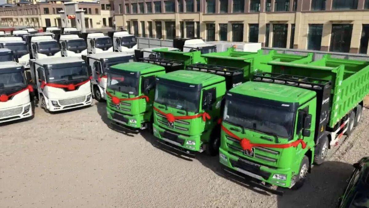 交付!200台徐工纯电动牵引车助戈壁“绿色转身”图片2