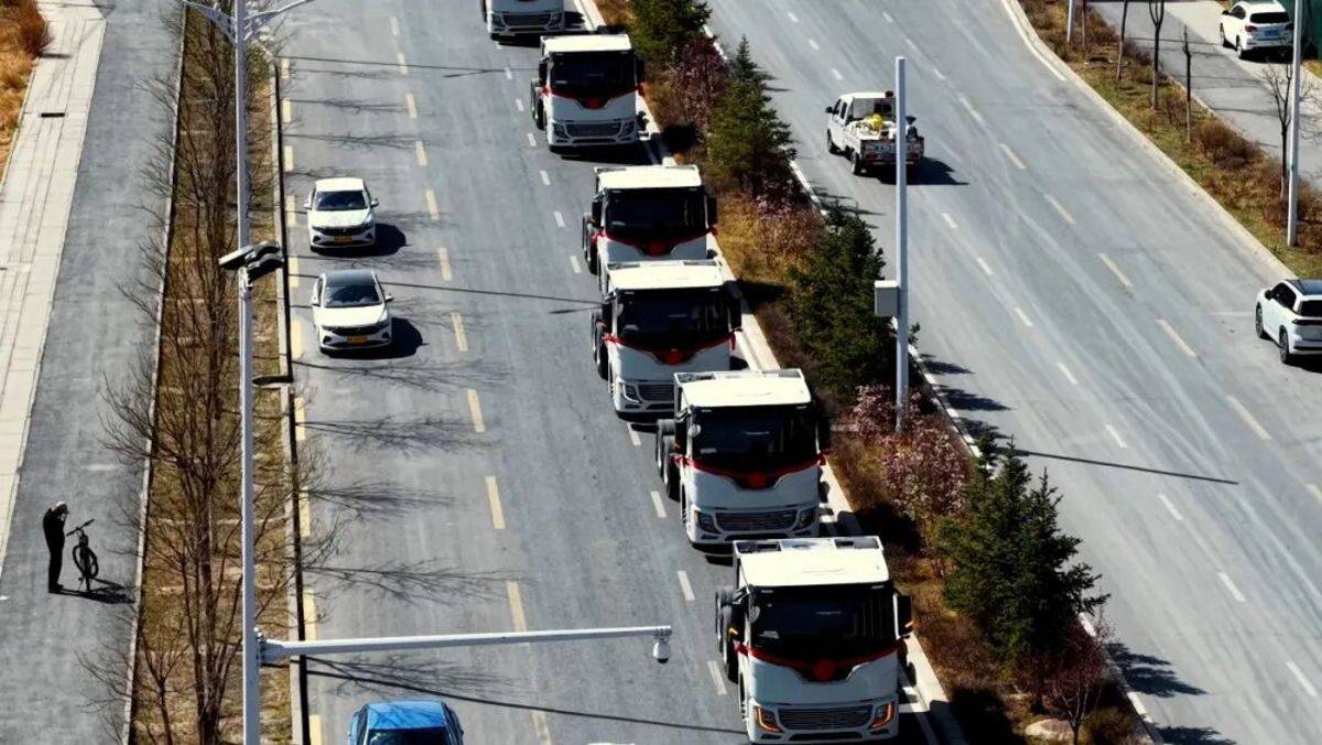 交付!200台徐工纯电动牵引车助戈壁“绿色转身”图片3