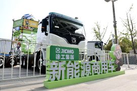 打开后窗，遇见最纯粹足球，这才是新能源重卡顶流该有的样子