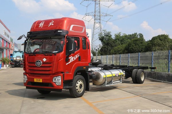 青岛解放JK6 LNG载货车 280马力配9.8米厢