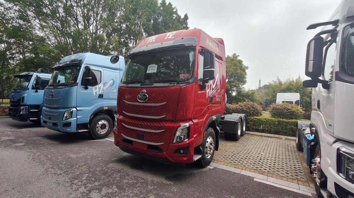 8.3吨自重+570大马力，乘龙H7 Pro LNG领跑中长途运输IMG20251222101312
