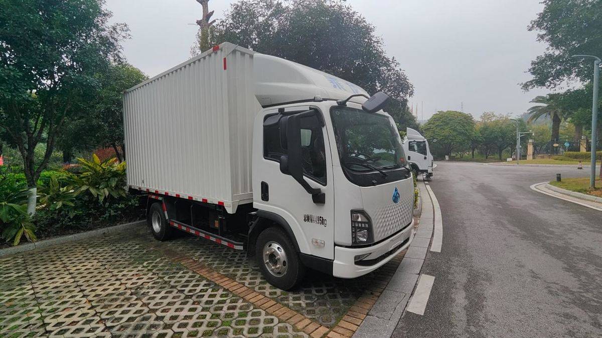 乘龙翼威2纯电轻卡:10吨承载+500km续航,山区运输实力派!