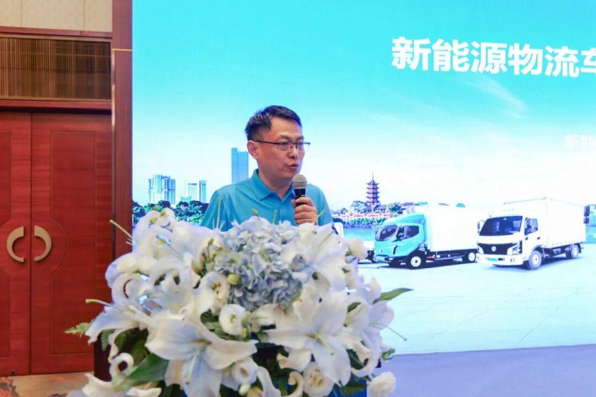 飞碟漫天飞启航金陵城|新产品发布会暨新能源市场突破共创会举行PANA4469.jpg
